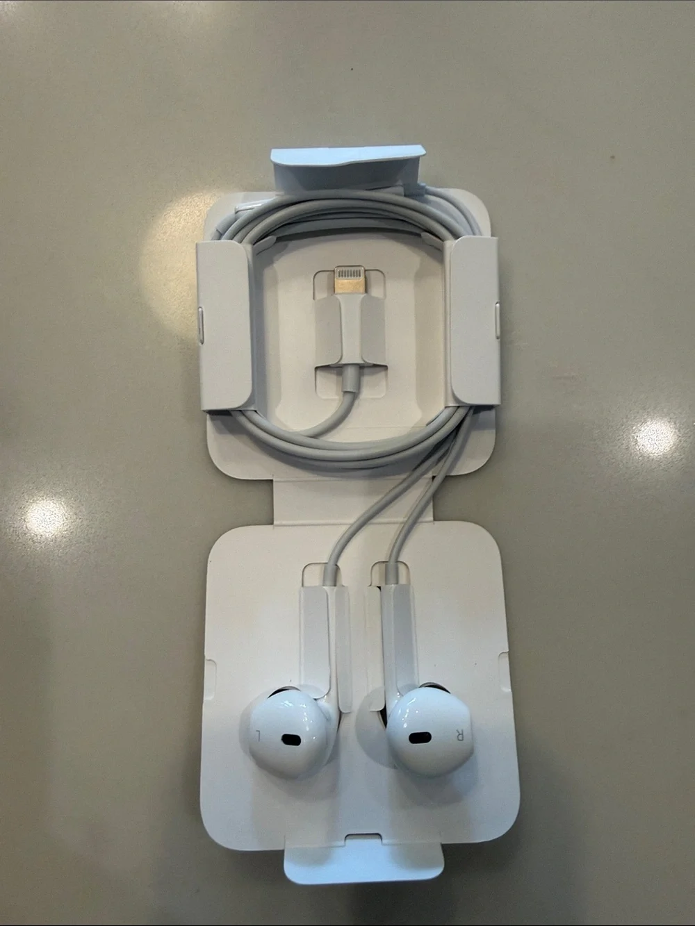 Apple White Wired Earbuds with In-Ear Stem Design